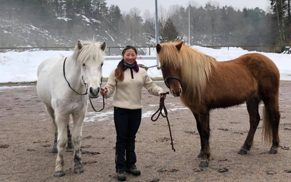 Kaja og hennes nå to hester.
 Foto: Privat