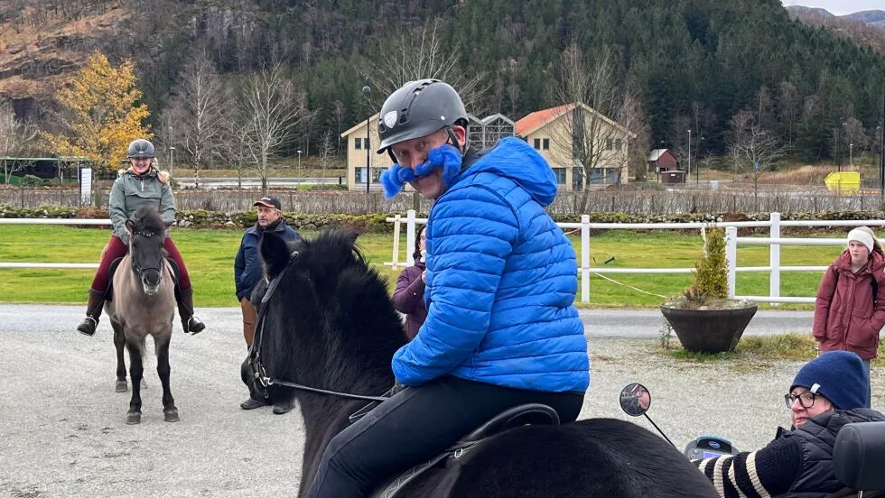 Egil Oaland hadde kledd seg opp i en flott, blå bart i anledning Barterittet i fjor.
 Foto: Laila Karin Horvei/Miriam Fossan Knudsen.