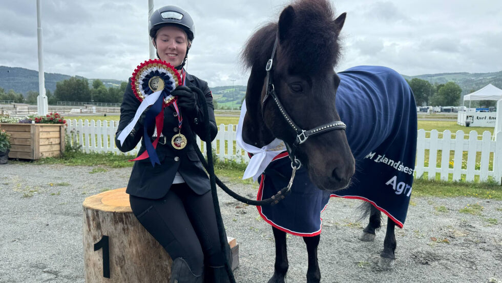 Maiken Berild Vold kikker fornøyd på premiene Breki frá Miðsitju sikret henne som Norgesmester i speedpass.