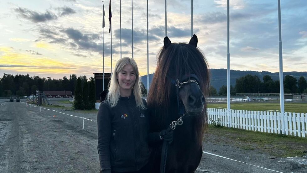 Viktoria Skarstein og Aldur fra Folkenborg har tatt turen fra Sørlandet til Biri for å ri NM.
 Foto: Privat.