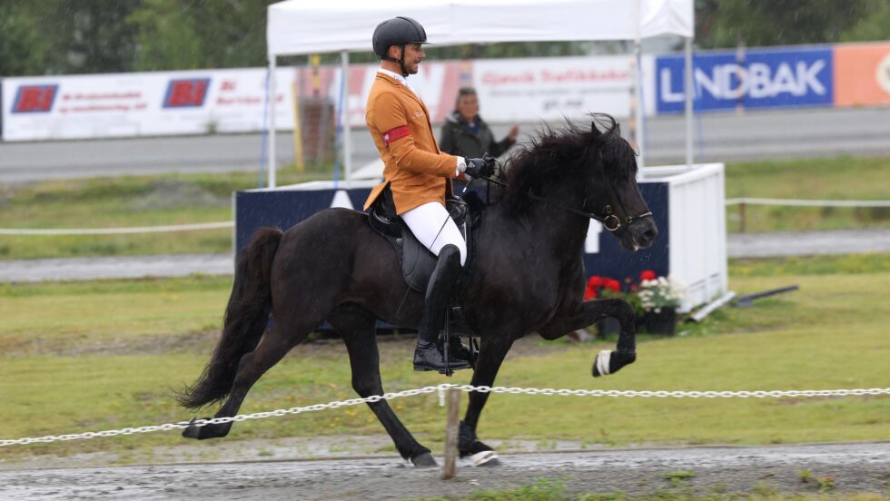 Nils-Christian Larsen er et av Norges største gullhåp til nordisk. Her med Gustur vom Kronshof.
 Foto: Tølt.no.