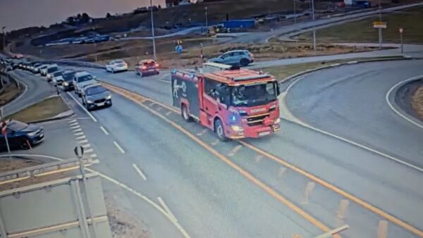 Brann i bil med hestehenger inne i  tunnell