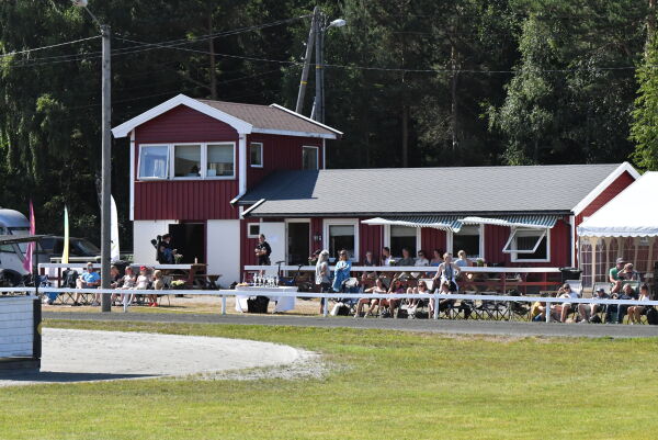 Hrani kaster inn håndkleet