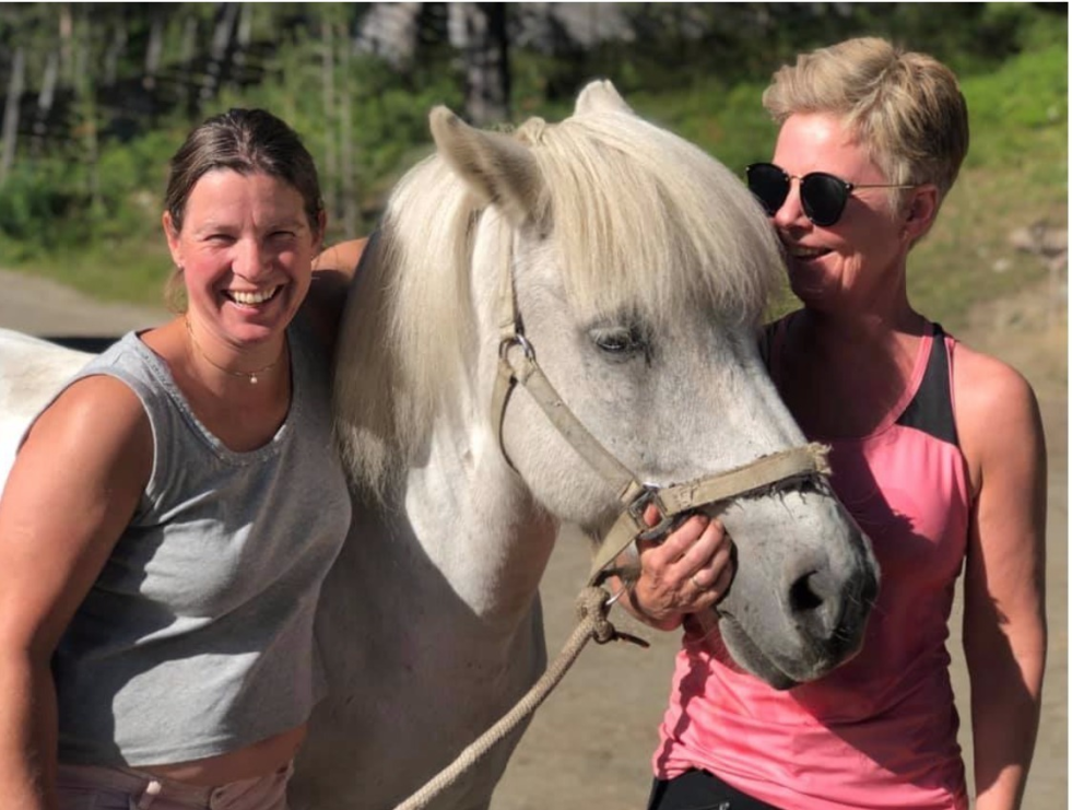 Merete Engen Enerstvedt og Tove Evensen stråler sammen med Åslis trofaste Darri.
 Foto: privat