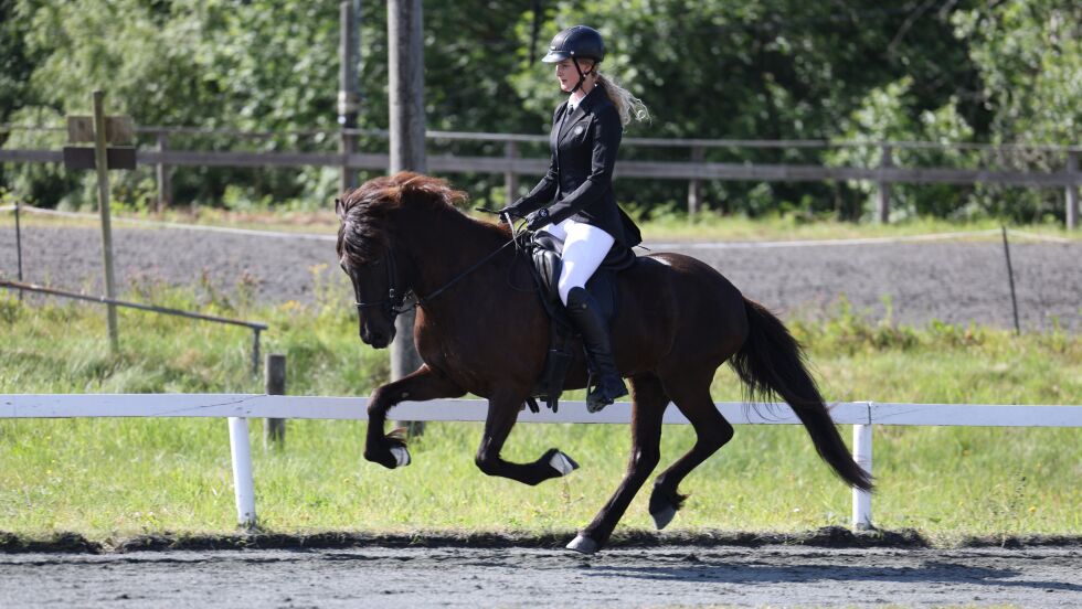 Liv Runa Sigtryggsdottir og Milljon fra Bergkåsa vant V1 senior.
 Foto: Tølt.no.