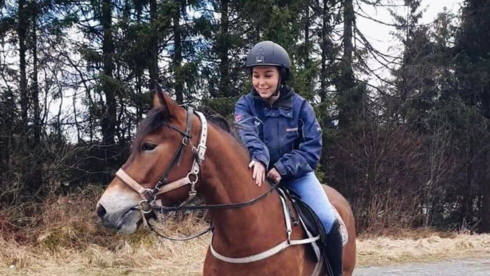 Hjelmen reddet livet til Elise Neverdal da hun falt av hesten tirsdag.
 Foto: Privat