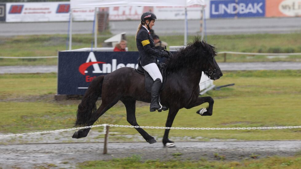 Agnes Helga Helgadottir og Sigur fra Jakobsgården ble Norgesmestere i T1 senior.
 Foto: Tølt.no.