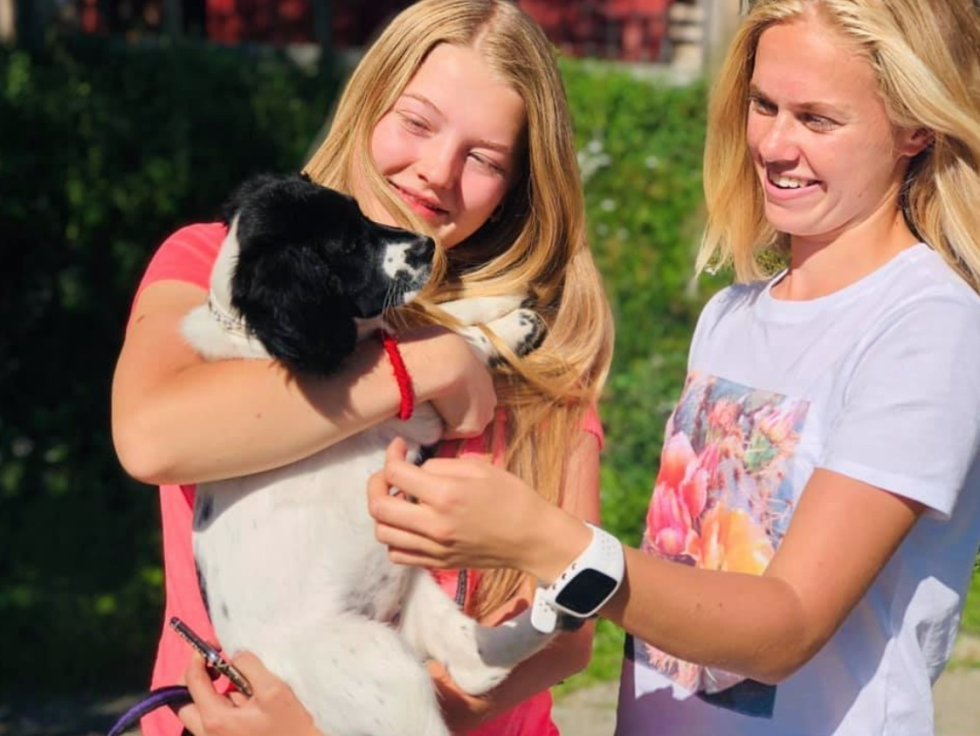Tid for kos med hundene også! Her er Agnes Holen og Marte Engen fullstendig opptatt med Agnes sin valp.
 Foto: privat