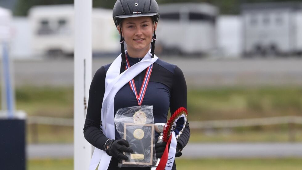 Idunn Marie Pedersen med favnen full av premier etter seieren i 250 meter pass.