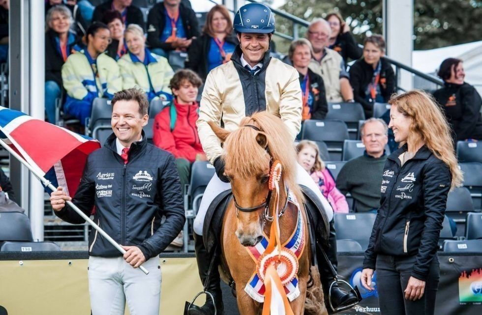 Terna fra Kleiva med fornøyde eiere, Bernt og Gabrielle, samt rytter Erlingur Erlingsson- vinner 5års hopper VM Nederland 2017.
 Foto: Töltaren.com - Sofie Lahtinen Carlsson