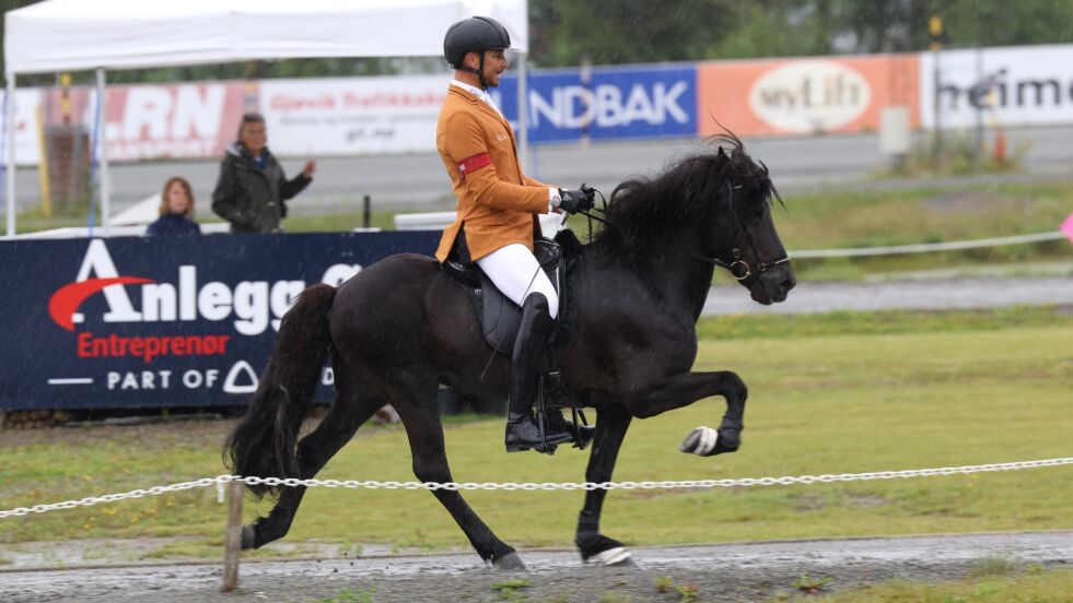 Nils-Christian Larsen og Gustur vom Kronshof.
 Foto: Tølt.no.