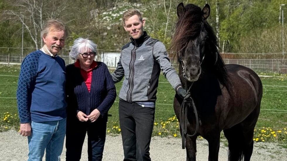Eiere og oppdrettere Per og Tone Kolnes, rytter og trener Gunnlaugur Bjarnason og deres flotte Frami fra Kolneset.
 Foto: Privat.